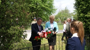 kwiaty składa Henryk Nosowski, Wójt Gminy Orońsko