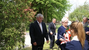 kwiaty składa Roman Woźniak, Wicestarosta wraz z Janiną Bodo, Wiceprzewodniczącą Rady Powiatu w Szyd