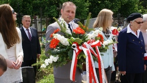 Burmistrz Szydłowca Artur Ludew składa kwiaty na cmentarzu w Wysokiej