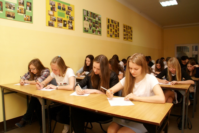 Uczniowie gimnazjów przez około godzinę zmagali się z testem dotyczącym wiedzy o Powiecie Szydłowiec