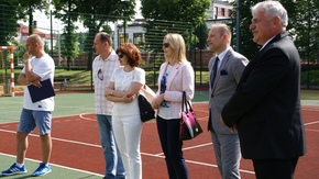 od prawej: Roman Woźniak - wicestarosta, Artur Ludew - Burmistrz Szydłowca, Ewa Walczak, Dyrektor Ze
