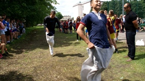 wyścigi w workach chłopców