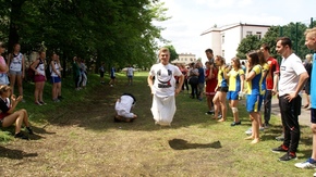 wyścigi w workach chłopców