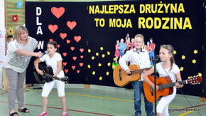 trio z piosenką Chłopiec z gitarą