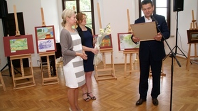 Starosta Szydłowiecki Włodzimierz Górlicki wręcza dyplom Dyrektor Muzeum, za pięcioletnią działalnoś