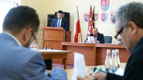 Starosta Szydłowiecki Włodzimierz Górlicki, przedstawia informację o pracach Zarządu Powiatu pomiędz