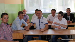 zadowoleni uczniowie z faktu zdobycia dodatkowych kwalifikacji