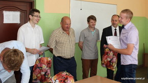 wręczenie dyplomów i nagród rzeczowych w postaci elektronarzędzi dla najlepszych uczniów z klas III