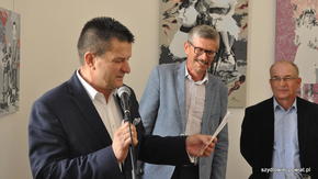 Dyplom dla najlepszego szydłowieckiego zawodnika Wojciechowi Bednarczykowi wręcza starosta Włodzimie