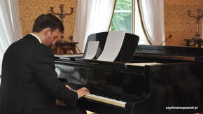 Przy fortepianie Marek Molenda