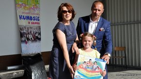 Burmistrz Szydłowca przekazuje nagrodę dla młodej zwyciężczyni konkursu sportowego