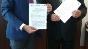 Umowę podpisał członek zarządu województwa mazowieckiego Rafał Rajkowski z wicestarostą Romanem Woźn