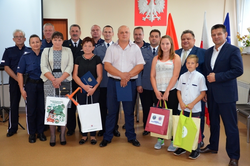 Martyna i Sebastian z rodzicami na zdjęciu ze Starostą Włodzimierzem Górlickim, Wójtem Gminy Mirów A
