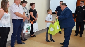 Wójt Gminy Mirów Artur Siwiorek wręcza Sebastianowi upominek
