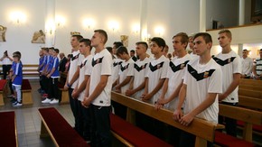 młodzi piłkarze podczas mszy