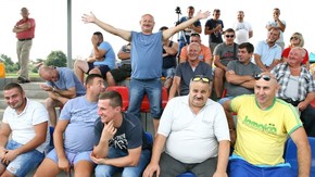 zaangażowani kibice Oronki podczas meczu