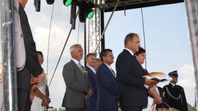 na scenie m.in. Starosta Szydłowiecki Włodzimierz Górlicki, Sekretarz Powiatu Krzysztof Bernatek, st