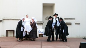 jeden z weselnych tradycyjnych elementów - podnoszenie młodych na krzesłach