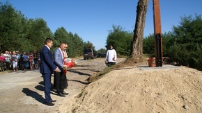 kwiaty pod krzyżem złożyli Włodzimierz Górlicki Starosta Szydłowiecki z Arturem Ludwem Burmistrzem S