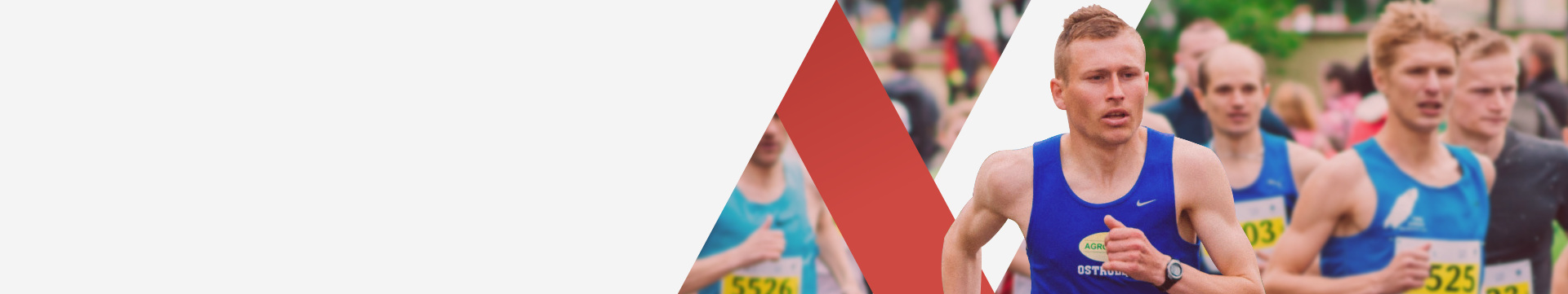 Ludzie biegnący ulicami Gniezna