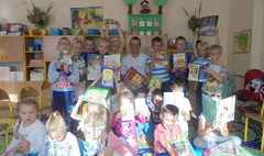 Głośne czytanie w Przedszkolu nr 6 (link otworzy duże zdjęcie)