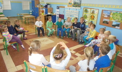 Głośne czytanie w Przedszkolu nr 6 (link otworzy duże zdjęcie)