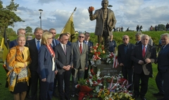 Odsłonięcie pomnika profesora Gerarda Labudy (link otworzy duże zdjęcie)