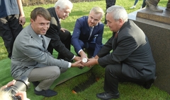 Odsłonięcie pomnika profesora Gerarda Labudy (link otworzy duże zdjęcie)