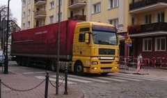 Zdjęcie TIRA, który utknął w centrum miasta