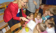 Bławatki starają się odczytać tekst certyfikatu. (link otworzy duże zdjęcie)