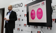 Zdjęcie Prezydenta Miasta Gniezna Tomasza Budasza podczas konferencji prasowej