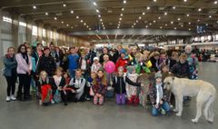 Podopieczni świetlic zwiedzają wystawę psów rasowych.