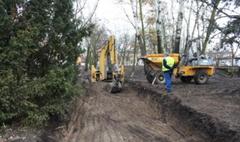 Zdjęcie prac remontowych w parku im. Kaczorowskiego w Gnieźnie (link otworzy duże zdjęcie)