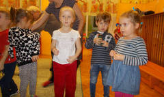 Rodzinne kalambury i wesołe tańce integracyjne w Przedszkolu nr 5 (link otworzy duże zdjęcie)