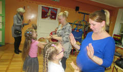 Rodzinne kalambury i wesołe tańce integracyjne w Przedszkolu nr 5