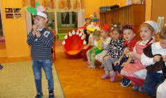 Rodzinne kalambury i wesołe tańce integracyjne w Przedszkolu nr 5 (link otworzy duże zdjęcie)