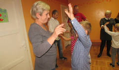 Rodzinne kalambury i wesołe tańce integracyjne w Przedszkolu nr 5 (link otworzy duże zdjęcie)