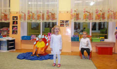 Rodzinne kalambury i wesołe tańce integracyjne w Przedszkolu nr 5 (link otworzy duże zdjęcie)