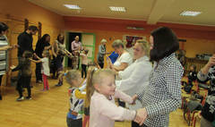 Rodzinne kalambury i wesołe tańce integracyjne w Przedszkolu nr 5 (link otworzy duże zdjęcie)