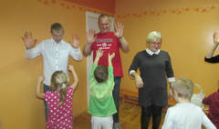 Rodzinne kalambury i wesołe tańce integracyjne w Przedszkolu nr 5 (link otworzy duże zdjęcie)