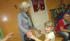 Rodzinne kalambury i wesołe tańce integracyjne w Przedszkolu nr 5 (link otworzy duże zdjęcie)