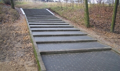 Wyremontowane schody nad jeziorem Jelonek (link otworzy duże zdjęcie)