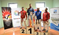 Zdjęcie Adama Skrzypczaka na podium (link otworzy duże zdjęcie)