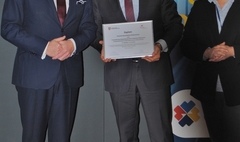 Zdjęcie zastępcy prezydenta Gniezna Jarosława Grobelnego, który odbiera dyplom w konkursie Grunt