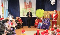 Tym razem to dorośli wystąpili przed dziećmi. (link otworzy duże zdjęcie)