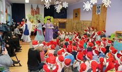 Tym razem to dorośli wystąpili przed dziećmi. (link otworzy duże zdjęcie)