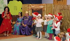 Tym razem to dorośli wystąpili przed dziećmi. (link otworzy duże zdjęcie)