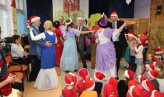 Tym razem to dorośli wystąpili przed dziećmi. (link otworzy duże zdjęcie)