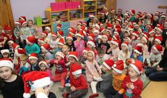 Tym razem to dorośli wystąpili przed dziećmi. (link otworzy duże zdjęcie)