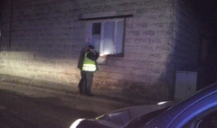 Zdjęcie Strażnika Miejskiego sprawdzającego pustostan